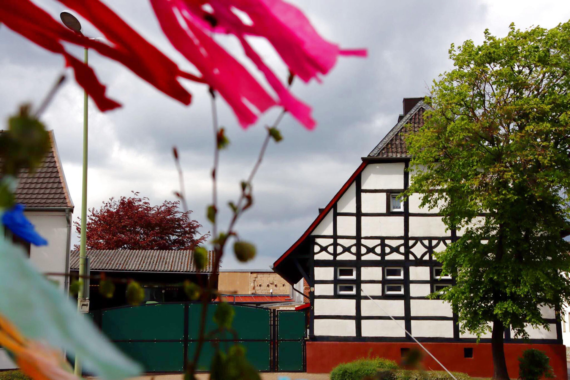 Das Bild zeigt einen alten, stillgelegtnr Bauernhof im Fachwerkhaus-Stil im Stadtteil Arnoldsweiler.